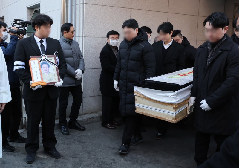 [인천=뉴시스] 전진환 기자 = 일본군 위안부 피해자인 고(故) 길원옥 할머니의 발인이 18일 오전 인천 연수구 적십자병원장례식장에서 엄수되고 있다. 2025.02.18. amin2@newsis.com