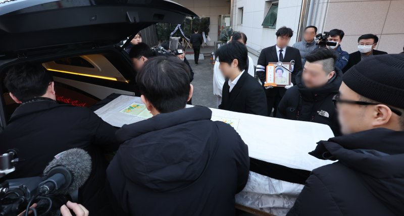 [인천=뉴시스] 전진환 기자 = 일본군 위안부 피해자인 고(故) 길원옥 할머니의 발인이 18일 오전 인천 연수구 적십자병원장례식장에서 엄수되고 있다. 2025.02.18. amin2@newsis.com