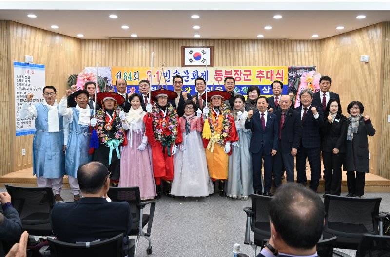 [창녕=뉴시스] 제64회 3·1민속문화제 동부장군 추대식에서 기념촬영을 하고 있다. (사진= 창녕군 제공) 2025.02.18. photo@newsis.com *재판매 및 DB 금지