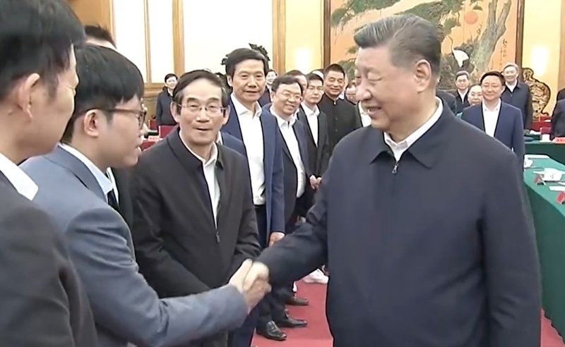 시진핑(오른쪽) 중국 국가주석이 17일 베이징에서 열린 민영 기업 심포지엄에 참석한 량원평 딥시크 창업자와 악수하고 있다. (CCTV 캡처. 재판매 및 DB 금지) 2025.2.17/뉴스1