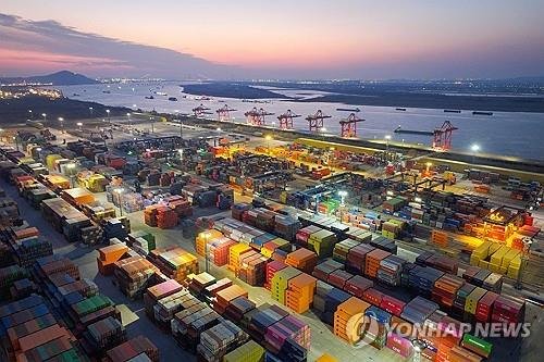 중국 항구의 컨테이너들 (출처=연합뉴스)