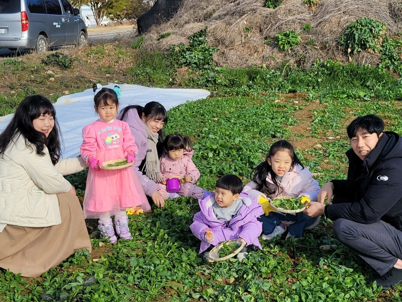 강진청자축제 봄나물 체험장 ⓒ News1
