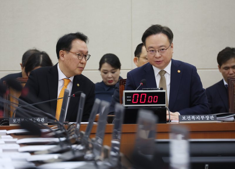[서울=뉴시스] 고승민 기자 = 보건복지부 조규홍 장관과 박민수 2차관이 지난 14일 서울 여의도 국회에서 열린 보건복지위원회 전체회의에서 시작 전 대화하고 있는 모습. 2025.02.14. kkssmm99@newsis.com