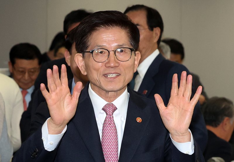 김문수 고용노동부 장관이 17일 오후 서울 영등포구 중소기업중앙회에서 열린 고용노동부-중소기업인 간담회에서 양손을 흔들며 참석자들과 인사하고 있다. 2025.2.17/뉴스1 ⓒ News1 오대일 기자