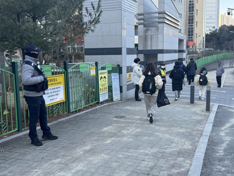 김하늘 양 피습 사건이 일어난 대전 서구의 한 초등학교가 18일 오전 4~6학년 등교를 재개하고 있다. 경찰은 학교 주변에 경력 12명과 순찰차 2대를 배치해 등굣길 안전을 확보하고 있다. 2025. 2. 18./뉴스1 ⓒ News1 양상인 기자