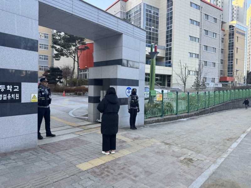 김하늘 양 피습 사건이 일어난 대전 서구의 한 초등학교가 18일 오전 4~6학년 등교를 재개하고 있다. 한 학부모가 자녀를 등교시킨 뒤 발길을 돌리지 못하고 있다. 2025. 2. 18./뉴스1 ⓒ News1 양상인 기자