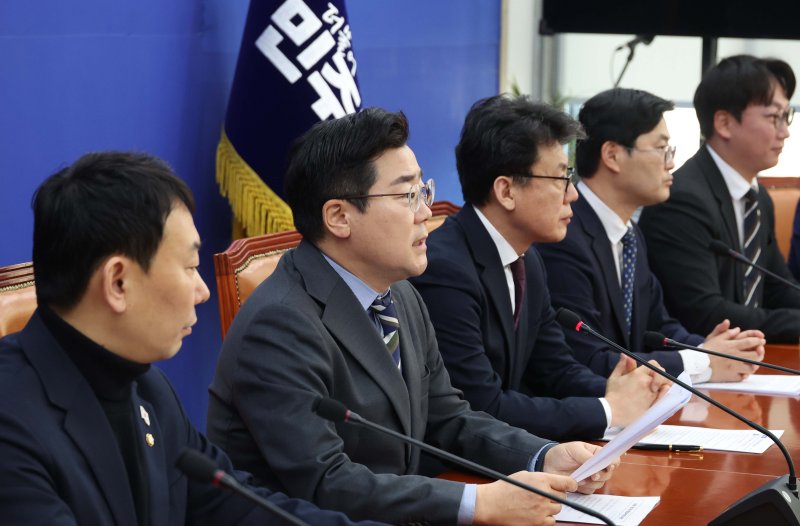 [서울=뉴시스] 조성봉 기자= 박찬대 더불어민주당 원내대표가 18일 오전 서울 여의도 국회에서 열린 원내대책회의에서 발언을 하고 있다. 2025.02.18. suncho21@newsis.com