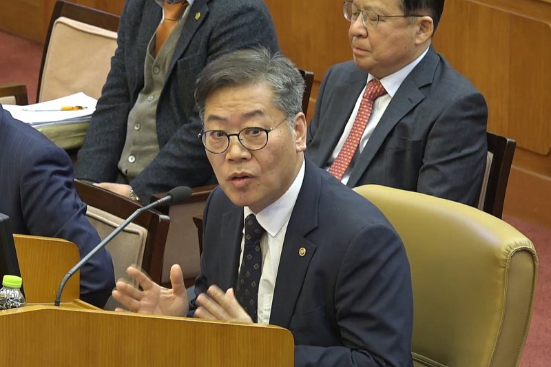 김용빈 중앙선거관리위원회 사무총장이 11일 오후 서울 종로구 헌법재판소에서 열린 윤석열 대통령 탄핵 심판 7차 변론기일에 증인으로 출석해 질문에 답변하고 있다. (헌법재판소 제공. 재판매 및 DB 금지) 2025.2.11/뉴스1