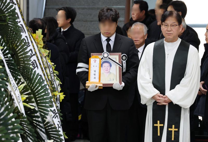 18일 인천시 연수구 인천적십자병원장례식장에서 일본군 위안부 피해자 고 길원옥 할머니 발인이 엄수되고 있다. 2025.2.18/뉴스1 ⓒ News1 박세연 기자