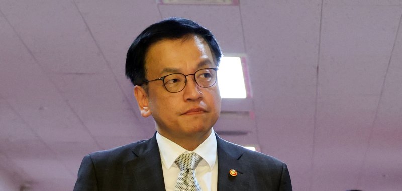 [서울=뉴시스] 최진석 기자 = 최상목 대통령 권한대행 부총리 겸 기획재정부 장관이 18일 정부서울청사에서 열린 국무회의에 입장하고 있다. (대통령실통신사진기자단) 2025.02.18. myjs@newsis.com