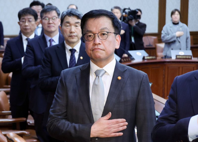 [서울=뉴시스] 최진석 기자 = 최상목 대통령 권한대행 부총리 겸 기획재정부 장관이 18일 정부서울청사에서 열린 국무회의에서 국기에 경례하고 있다. (대통령실통신사진기자단) 2025.02.18. myjs@newsis.com
