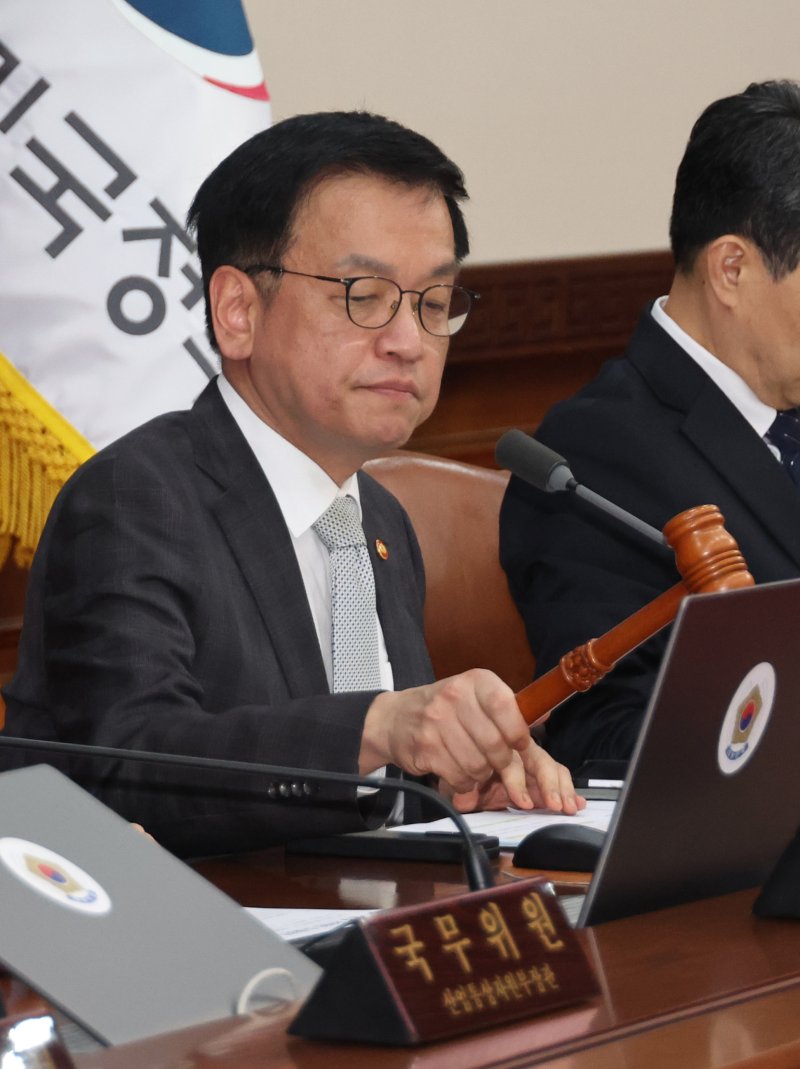 [서울=뉴시스] 최진석 기자 = 최상목 대통령 권한대행 부총리 겸 기획재정부 장관이 18일 정부서울청사에서 열린 국무회의에서 의사봉을 두드리고 있다. (대통령실통신사진기자단) 2025.02.18. myjs@newsis.com