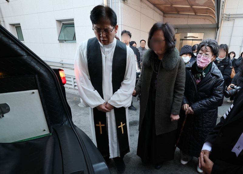 18일 인천시 연수구 인천적십자병원장례식장에서 엄수된 일본군 위안부 피해자 고 길원옥 할머니 발인식에서 유가족과 이용수 할머니가 슬픔에 잠겨있다. 2025.2.18/뉴스1 ⓒ News1 박세연 기자