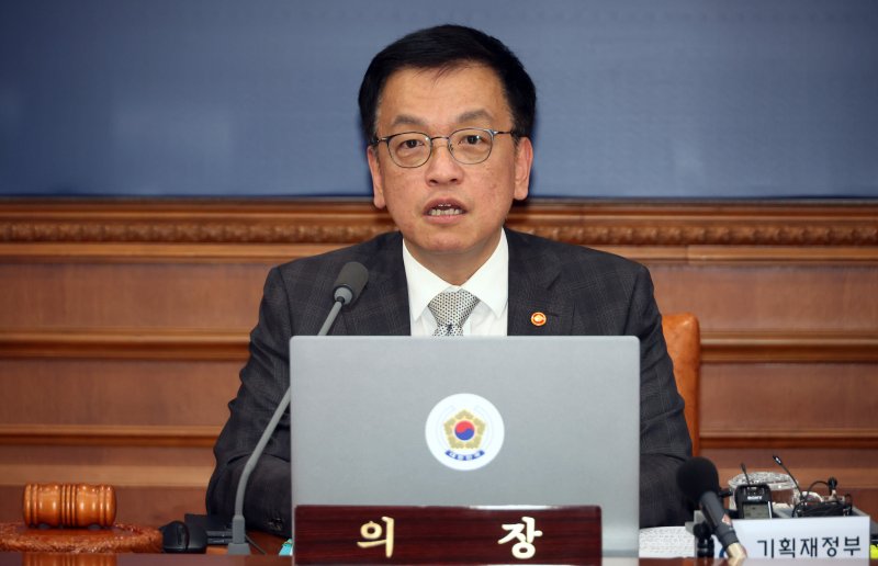 [서울=뉴시스] 최진석 기자 = 최상목 대통령 권한대행 부총리 겸 기획재정부 장관이 18일 정부서울청사에서 열린 국무회의에서 발언하고 있다. (대통령실통신사진기자단) 2025.02.18. myjs@newsis.com