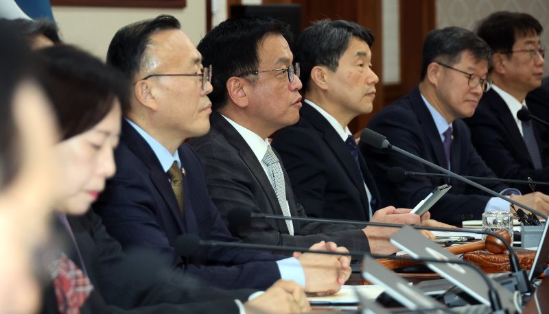 [서울=뉴시스] 최진석 기자 = 최상목 대통령 권한대행 부총리 겸 기획재정부 장관이 18일 정부서울청사에서 열린 국무회의에서 발언하고 있다. (대통령실통신사진기자단) 2025.02.18. myjs@newsis.com