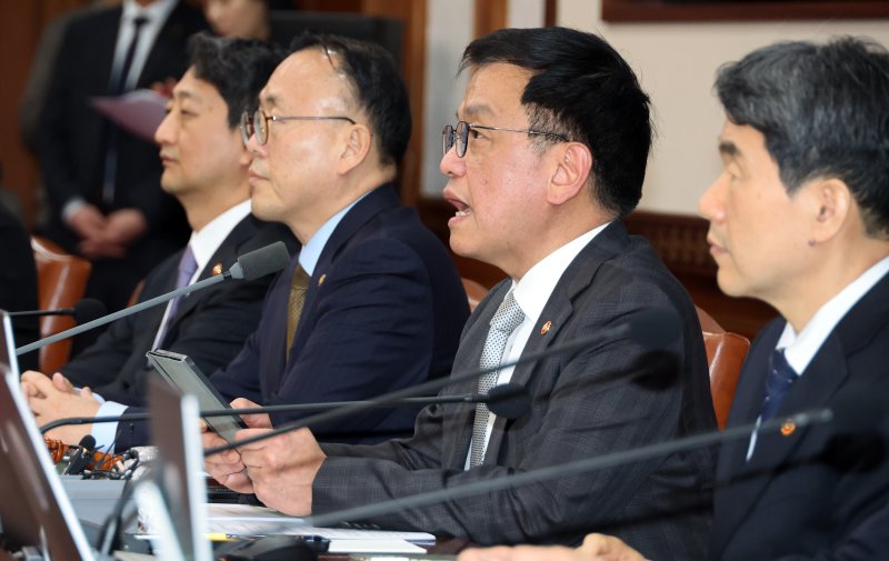 [서울=뉴시스] 최진석 기자 = 최상목 대통령 권한대행 부총리 겸 기획재정부 장관이 18일 정부서울청사에서 열린 국무회의에서 발언하고 있다. (대통령실통신사진기자단) 2025.02.18. myjs@newsis.com