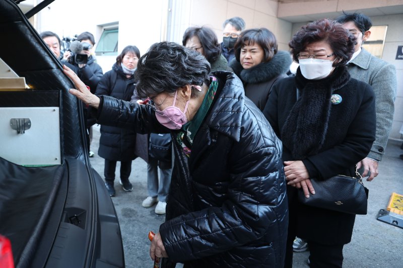 이용수 할머니가 18일 인천 연수구 인천적십자병원 장례식장에서 열린 일본군 '위안부' 피해자 길원옥 할머니 발인식에서 슬픔에 잠겨있다. (공동취재) 2025.2.18/뉴스1 ⓒ News1 박세연 기자