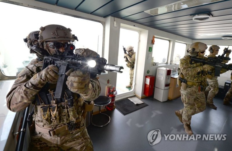 해적 진압은 이렇게 (출처=연합뉴스)