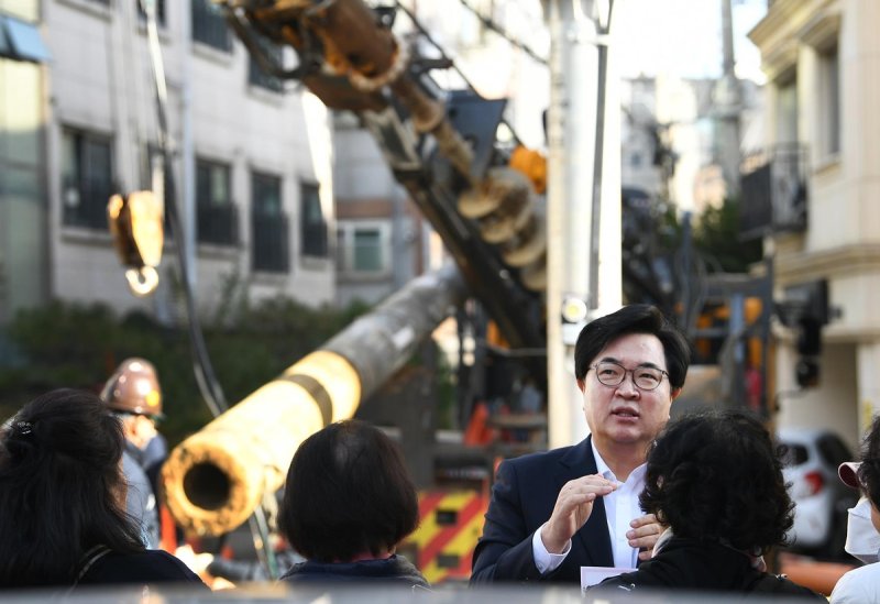 지난해 11월 사당1동 전신주 이설 현장에서 주민과 대화하는 박일하 구청장 (출처=연합뉴스)