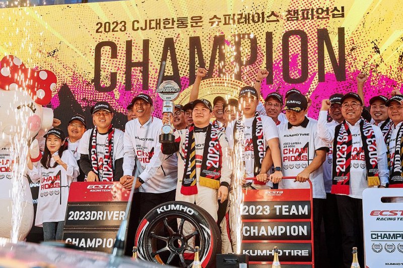 2023년 슈퍼레이스 슈퍼 6000 클래스에서 드라이버 챔피언에 오른 이찬준. (출처=연합뉴스)