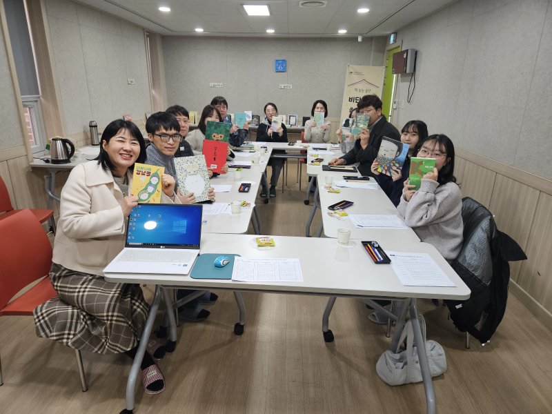 [금산=뉴시스] 금산군 2025년 비단책보(올해의 책) 사서 선정단 심사 모습 *재판매 및 DB 금지