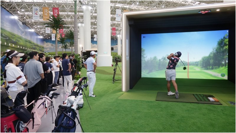 [서울=뉴시스] 지난해 9월 13일부터 15일까지 중국 텐진 시티골프에서 열린 '2024 골프존 시티골프 차이나 오픈'에서 갤러리들이 스크린부스에서 티샷을 하는 선수를 바라보고 있다. (사진= 골프존 제공)