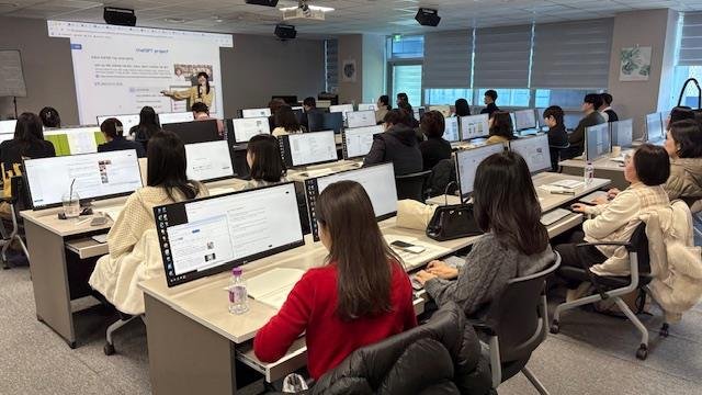 [양산=뉴시스] 양산시 공무원들이 생성형 AI 활용 특강을 하고 있다. (사진=양산시 제공) 2025.02.18. photo@newsis.com *재판매 및 DB 금지