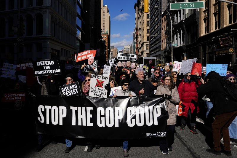 [뉴욕=AP/뉴시스] 미국 대통령의 날인 17일(현지 시간) 뉴욕주 뉴욕의 유니온스퀘어에서 도널드 트럼프 대통령에게 반대하는 시위대가 워싱턴 광장으로 행진하고 있다. '대통령의 날'은 역대 미국 대통령을 기리는 날로 초대 대통령 조지 워싱턴의 생일인 2월 22일을 전후해 2월 셋째 월요일로 지정돼 있다. 2025.02.18.
