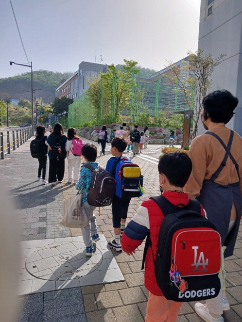 선생님과 등교 동행 '전자치구 확대'...출근시간 돌봄공백 해소