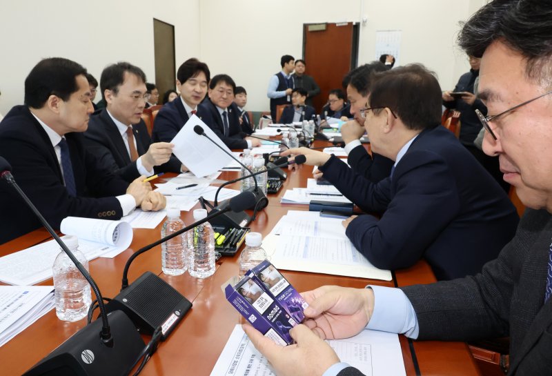 [서울=뉴시스] 조성우 기자 = 18일 오전 서울 여의도 국회에서 열린 기획재정위원회 제2차 경제재정소위원회에서 박대출(왼쪽 시계방향), 이종욱, 박성훈 국민의힘 의원, 차규근 조국혁신당 의원, 김영진, 정일영, 윤호중 더불어민주당 의원이 각각 천연니코틴과 합성니코틴으로 만들어진 액상형 담배를 살펴보고 있다. 2025.02.18. xconfind@newsis.com
