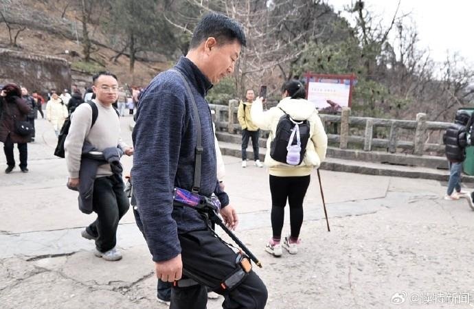 '등산 도우미' 로봇 (출처=연합뉴스)