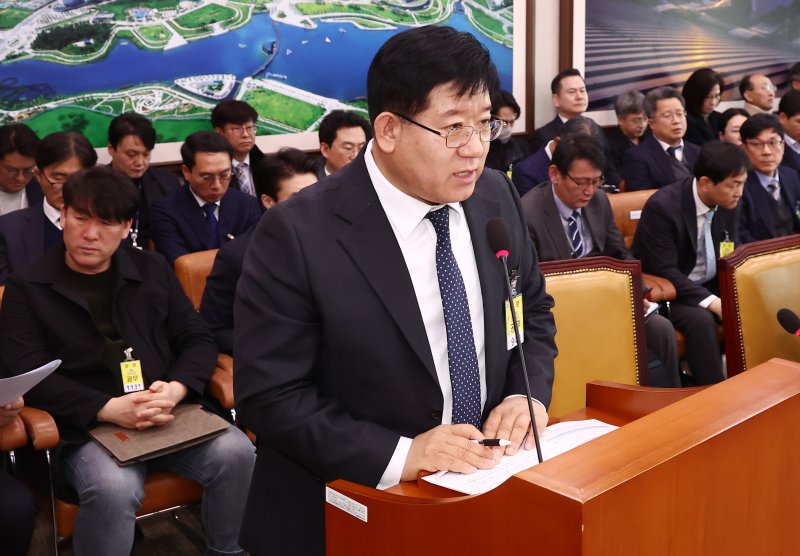 이호영 경찰청장 직무대행이 6일 오전 서울 여의도 국회에서 열린 12.29 여객기 참사 진상규명과 피해자 및 유가족 피해구제 특별위원회 전체회의에서 현안보고를 하고 있다. 2025.2.6/뉴스1 ⓒ News1 김민지 기자