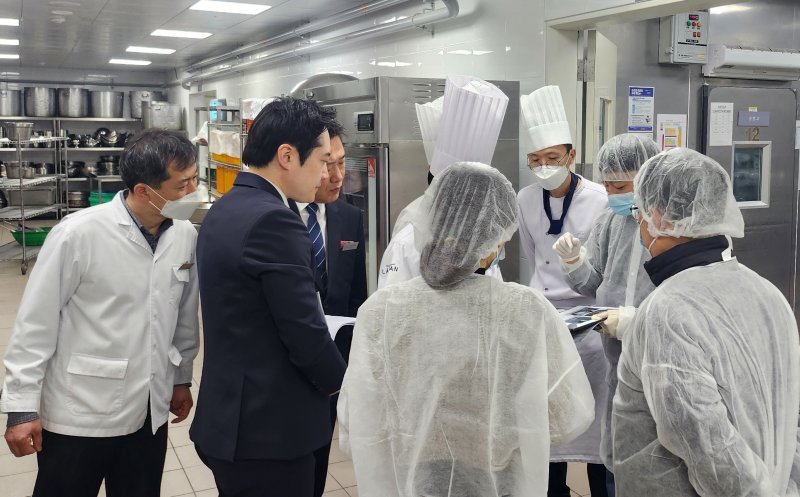 경북 경주시가 오는 24일 열리는 '2025 APEC 정상회의 제1차 고위관리회의'를 앞두고 식음료 안전관리에 행정력을 집중하고 있다고 18일 밝혔다. 경주시 보건소 등이 고위급 회의에 참석한 관계자들이 사용할 호텔 등에서 식품안전검사를 하고 있다. (경주시제공, 재판매 및 DB 금지) 2025.2.18/뉴스1