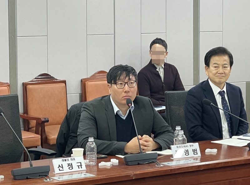 [서울=뉴시스] 조기용 수습기자=정영범 퓨리오사AI 상무(가운데)가 18일 국회 과학기술정보방송통신위원회 소속 더불어민주당 정동영·황정아, 국민의힘 최형두·최수진 의원 주최로 개최한 AI전략토론회에서 발표를 하고 있다. 오른쪽은 정동영 의원. 2025.2.18