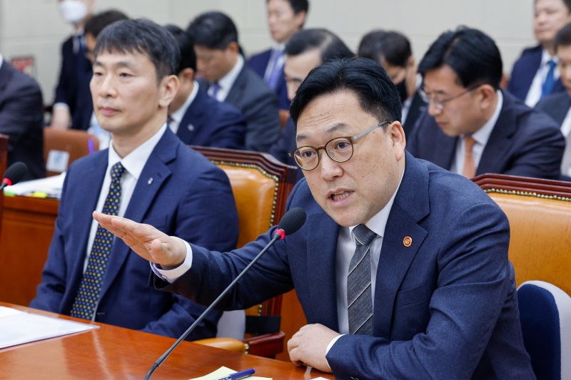 김병환 금융위원장이 18일 서울 여의도 국회에서 열린 정무위원회 제422회국회(임시회) 제1차 전체회의에 출석해 의원 질의에 답하고 있다. 2025.2.18/뉴스1 ⓒ News1 안은나 기자