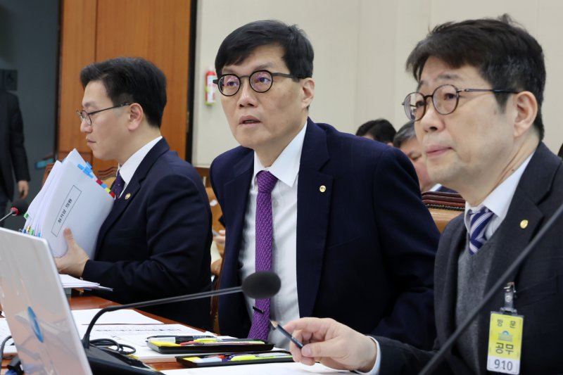 [서울=뉴시스] 조성우 기자 = 이창용(가운데) 한국은행 총재가 18일 오전 서울 여의도 국회에서 열린 기획재정위원회 전체회의에 출석해 자리하고 있다. 왼쪽부터 김범석 기획재정부 1차관, 이 총재, 유상대 부총재. 2025.02.18. xconfind@newsis.com