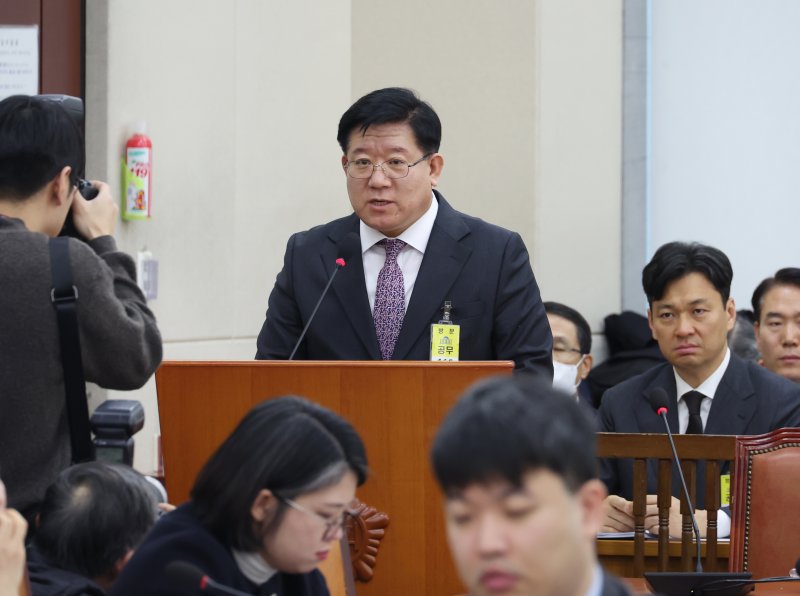 [서울=뉴시스] 고승민 기자 = 이호영 경찰청장 직무대리가 18일 서울 여의도 국회에서 열린 제422회 국회(임시회) 행정안전위원회 제1차 전체회의에서 업무보고를 하고 있다. 2025.02.18. kkssmm99@newsis.com