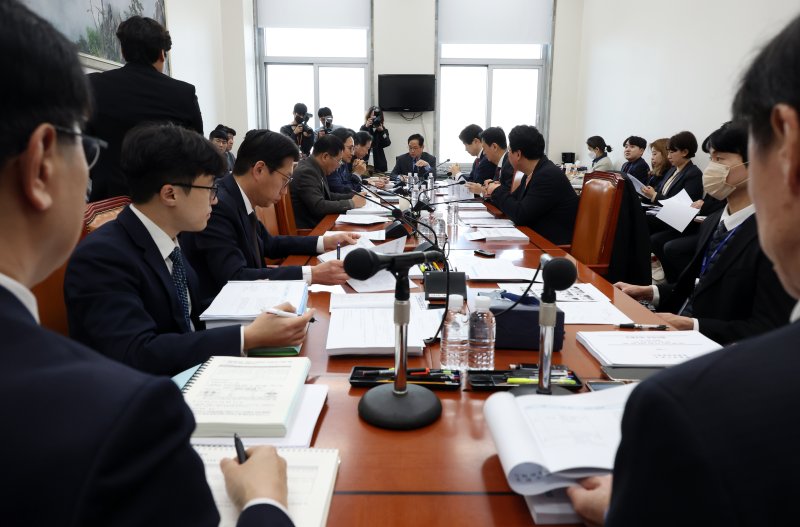 [서울=뉴시스] 고승민 기자 = 지난 11일 서울 여의도 국회에서 열린 기획재정위원회 제1차 조세소위원회에서 박수영 위원장이 회의를 주재하고 있다. 2025.02.11. kkssmm99@newsis.com