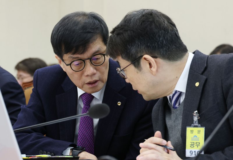 이창용 한국은행 총재(왼쪽)와 유상대 부총재가 18일 오전 서울 여의도 국회에서 열린 기획재정위원회 전체회의에 출석해 대화하고 있다. 2025.2.18/뉴스1 ⓒ News1 이광호 기자