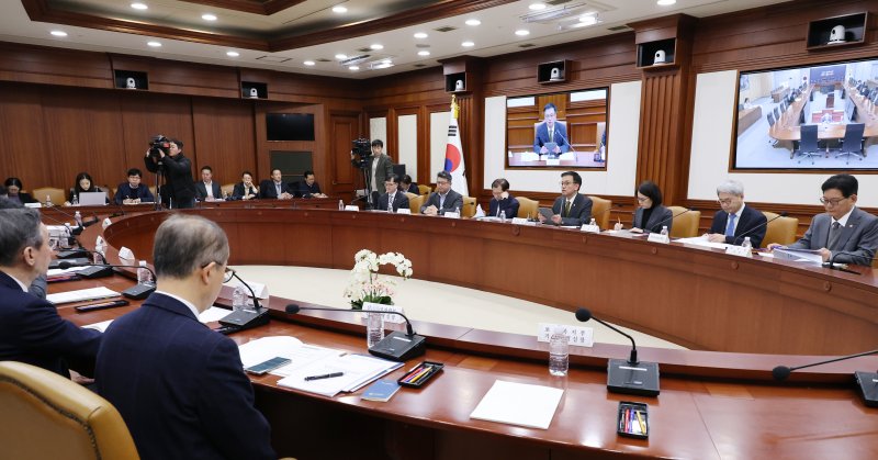 [서울=뉴시스] 김명원 기자 = 최상목 경제부총리 겸 기획재정부 장관이 19일 서울 종로구 정부서울청사에서 열린 제3차 공급망안정화위원회에 참석해 발언하고 있다. 2024.12.19. kmx1105@newsis.com