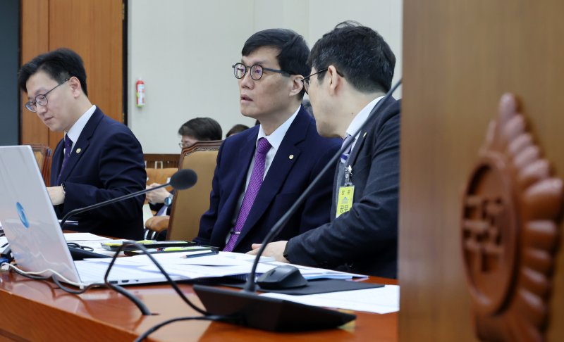 [서울=뉴시스] 조성우 기자 = 이창용(가운데) 한국은행 총재가 18일 오전 서울 여의도 국회에서 열린 기획재정위원회 전체회의에서 유상대 부총재가 대화하고 있다. 2025.02.18. xconfind@newsis.com