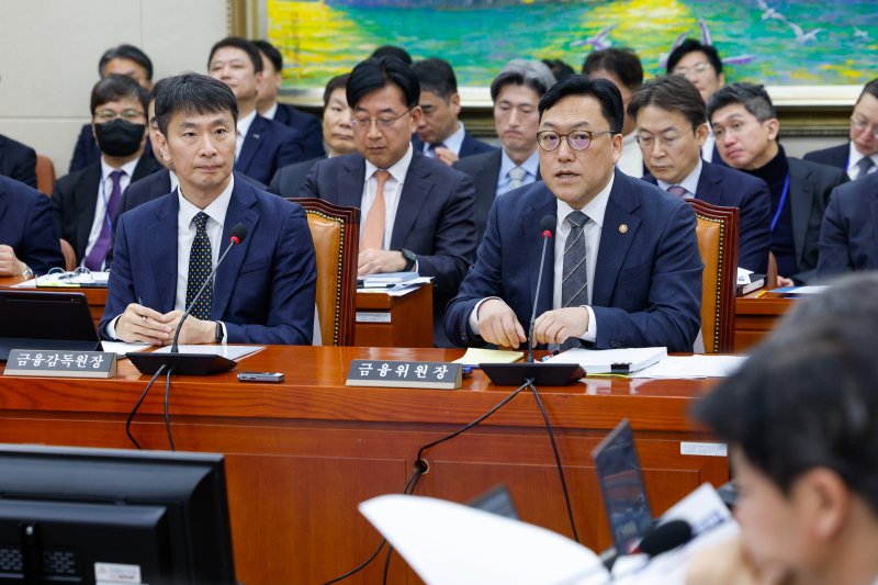 김병환 금융위원장이 18일 서울 여의도 국회에서 열린 정무위원회 제422회국회(임시회) 제1차 전체회의에 출석해 의원 질의에 답하고 있다. 왼쪽은 이복현 금감원장.사진=뉴스1화상
