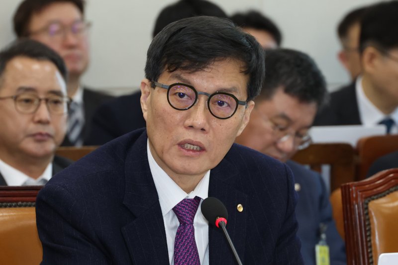 이창용 한국은행 총재가 18일 오전 서울 여의도 국회에서 열린 기획재정위원회 전체회의에 출석해 의원 질의에 답하고 있다. 2025.2.18/뉴스1 ⓒ News1 이광호 기자