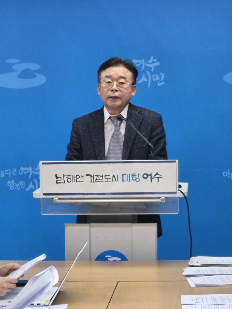 [여수=뉴시스] 김석훈 기자 = 사단법인 여수종고회 이기동 회장이 18일 여수시청에서 최초 삼도수군통제영 역사왜곡 중단을 촉구하는 기자회견하고 있다. 2025.02.18. kim@newsis.com *재판매 및 DB 금지