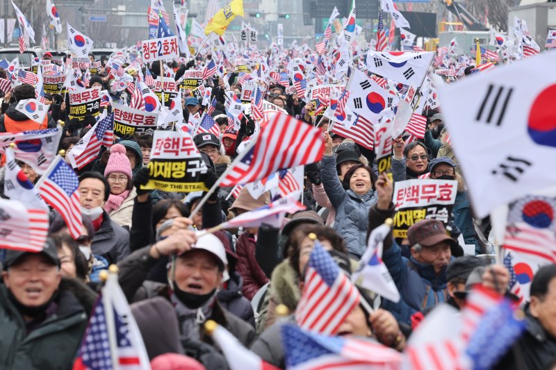윤석열 대통령 지지자 등 보수단체 회원들이 15일 오후 서울 세종대로 일대에서 윤 대통령 탄핵 반대 집회를 하고 있다. 2025.2.15/뉴스1 ⓒ News1 신웅수 기자