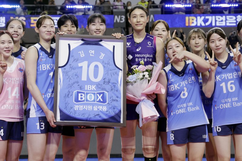 [화성=뉴시스] 최동준 기자 = 이번 시즌을 끝으로 은퇴하는 김연경이 16일 경기 화성종합경기타운실내체육관에서 열린 2024-2025 v-리그 여자부 IBK 기업은행 알토스 배구단과 마지막 경기를 마친 뒤 IBK 선수들과 기념촬영을 하고 있다. 2025.02.16. photocdj@newsis.com