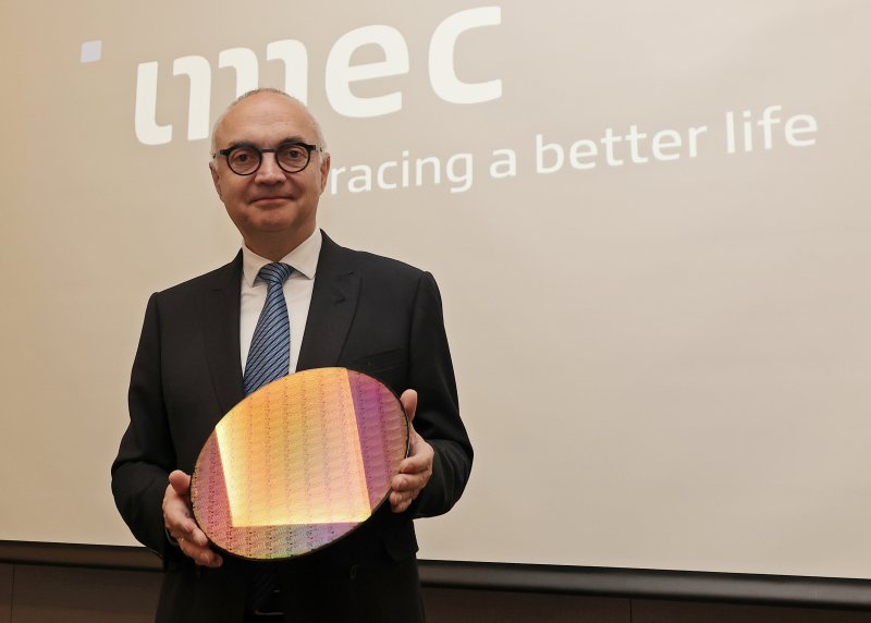 루크 반 덴 호브 아이멕(imec) 회장 겸 최고경영자(CEO)가 18일 오전 서울 강남구 그랜드 인터컨티넨탈 서울 파르나스 호텔에서 열린 기자간담회에서 자사의 반도체 웨이퍼를 소개하고 있다. 나노 전자공학 및 디지털 기술 분야 전문 연구개발 기관 아이멕(Imec)은 유럽 최대 종합 반도체 연구소로 향후 한국 반도체 생태계와의 협력을 더욱 강화할 방침이다. 2025.2.18/뉴스1 ⓒ News1 오대일 기자