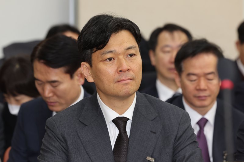 [서울=뉴시스] 권창회 기자 = 비상계엄 사태 연루 의혹을 받는 박현수 서울경찰청장 직무대리가 18일 서울 여의도 국회에서 열린 제422회 국회(임시회) 행정안전위원회 제1차 전체회의에 출석해 자리하고 있다. 2025.02.18. kch0523@newsis.com