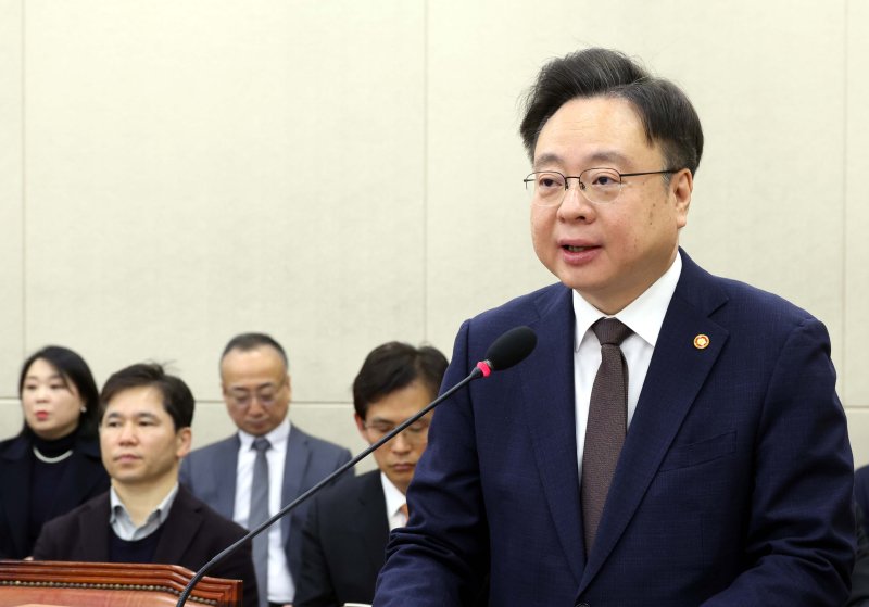[서울=뉴시스] 조성봉 기자= 조규홍 보건복지부 장관이 18일 오전 서울 여의도 국회에서 열린 보건복지위원회 전체회의에서 업무보고를 하고 있다. 2025.02.18. suncho21@newsis.com