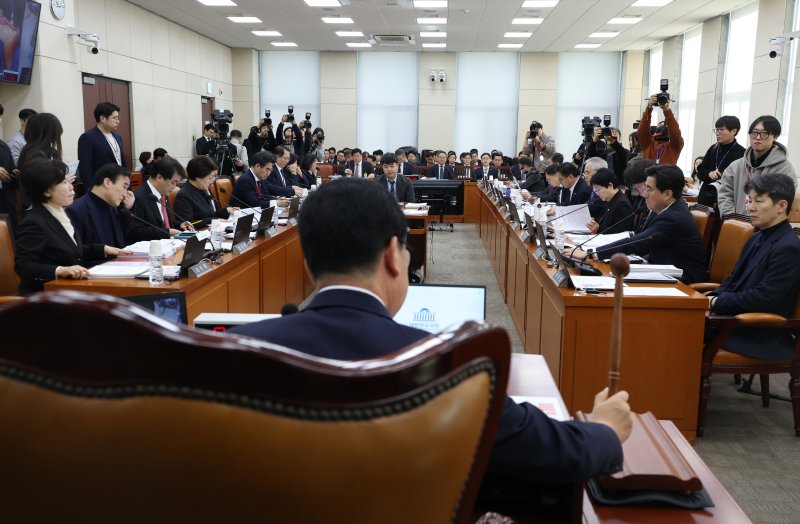 [서울=뉴시스] 고승민 기자 = 신정훈 국회 행안위원자잉 18일 서울 여의도 국회에서 열린 제422회 국회(임시회) 행정안전위원회 제1차 전체회의에서 의사봉을 두드리고 있다. 2025.02.18. kkssmm99@newsis.com